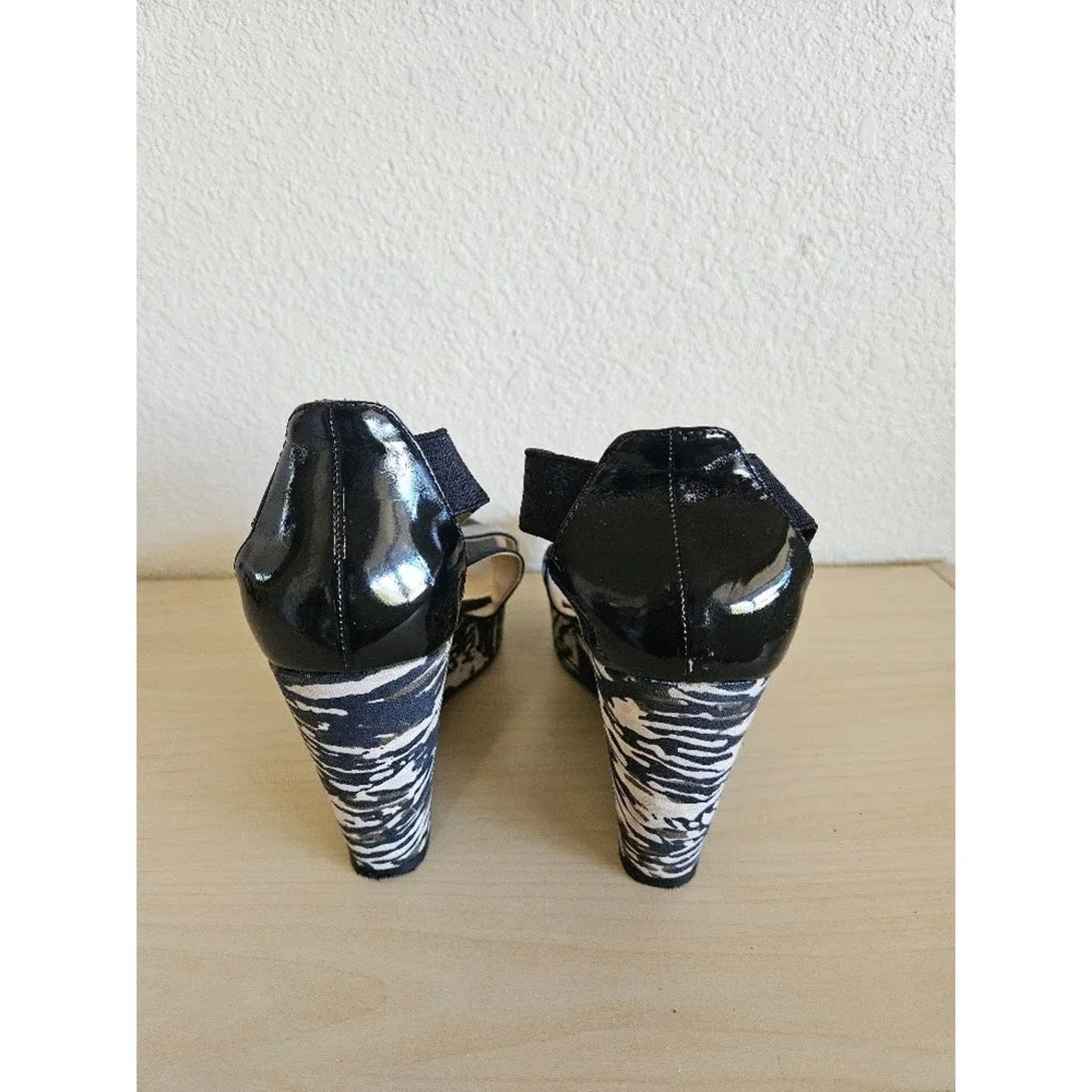 BCBGeneration Womens Zebra Print Wedge Sandals Black Patent Elastic Straps Sz 8